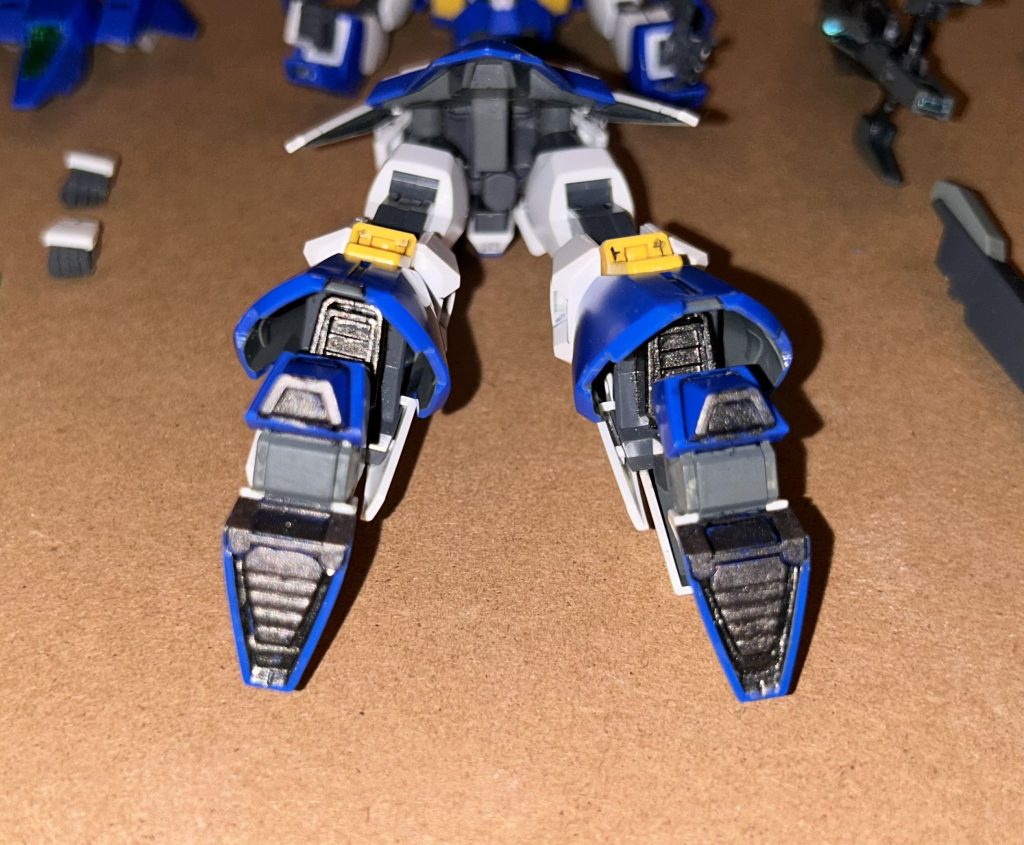 足裏の肉抜きは、ランナーで埋め塗装しました。