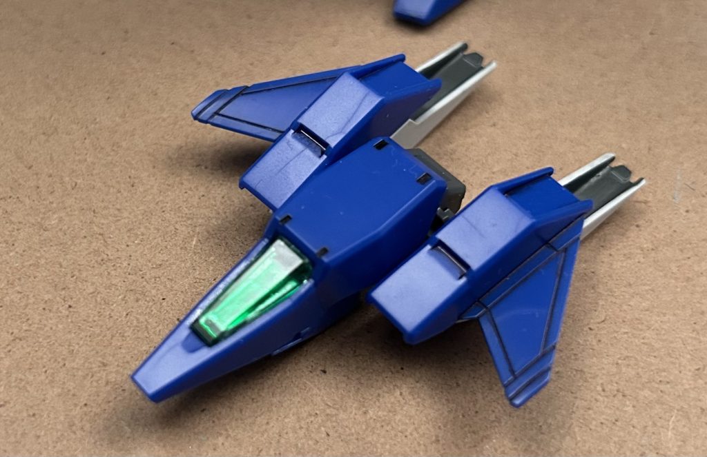 コアファイターのキャノピーは、内部をガンダムマーカーめっきシルバーで塗り、ガラス部を水性クリアグリーンで塗りました。