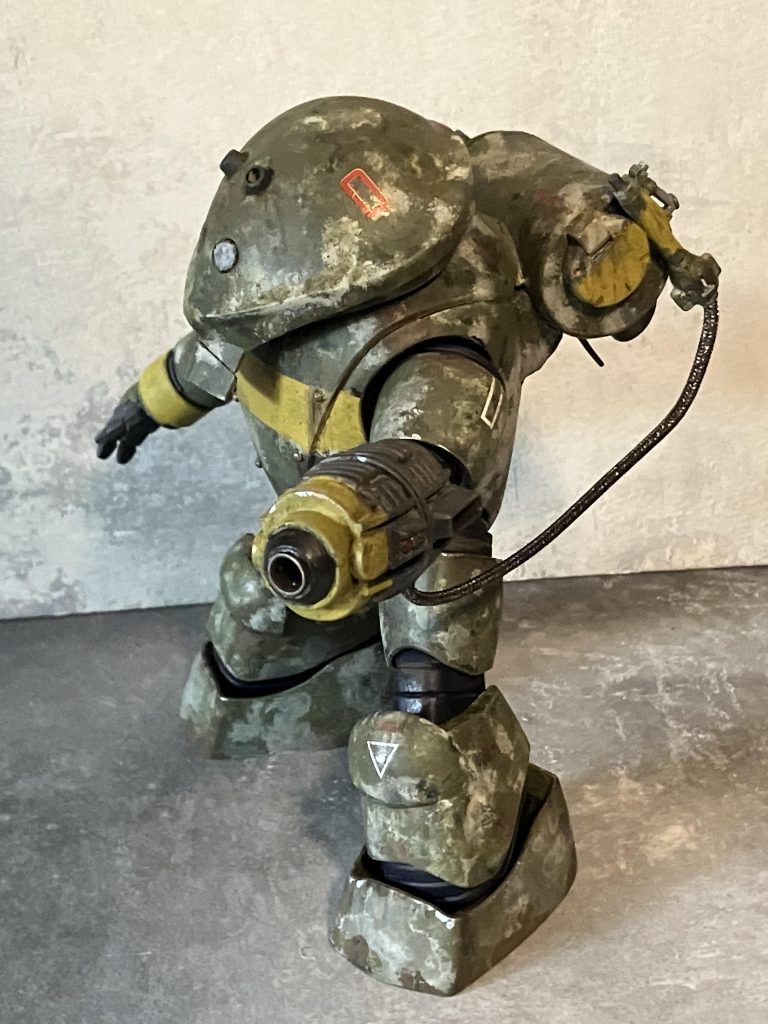 今回はアッガイを使用して1/20ぐらいのスケール感で製作しています