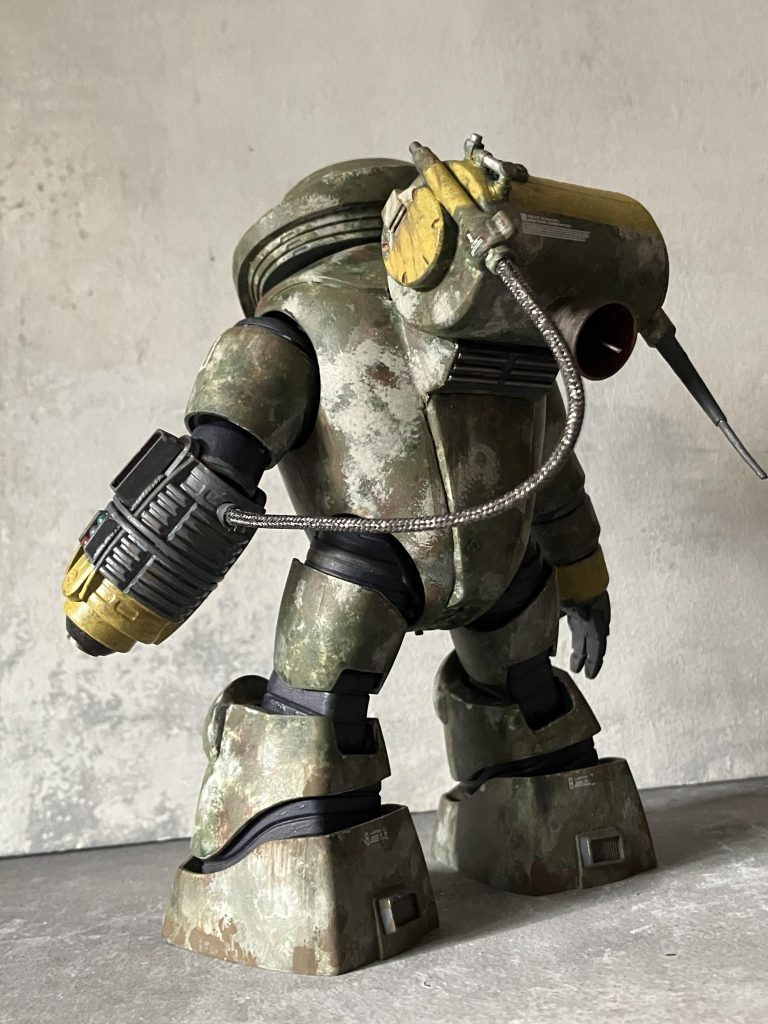 塗装はいつものvicカラーと水性アクリジョンです今回はよりマシーネンぽくしたいと思い、塗装でレイヤーを掛けて滲んだ感じを目指したのですが…頭部と胴体が上手くいかなかったですね_(┐「ε:)_