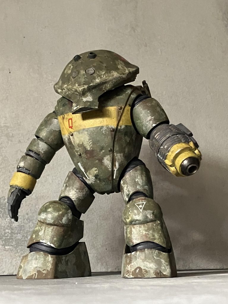 レザーガンはアッガイの両腕を接着していますまた両膝のアーマーは股関節部のアーマーを利用してます最初、肩と腰のサイドアーマーを付けようと思っていたのですが仮付けしたら、見栄えが良くなかったので止めました