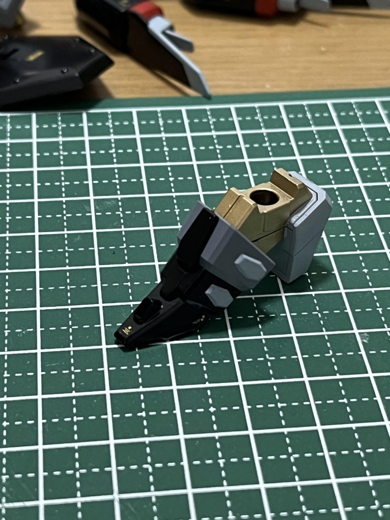 脚にある六角形は全部塗り分けなので付属のシールでマスキングしてはみ出たところは筆でレタッチ。この時点ではまだつま先のビームが出るところの塗り忘れに気づいていなかった…なかなか大変でした。