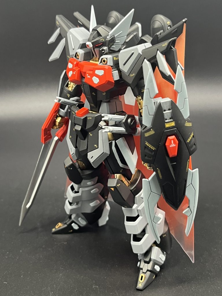 シールドは爪の先っちょを尖らせ、盾というよりびっくりドッキリ武器なのでデカールを派手目に貼りました。エンブレムとかパーソナルマークみたいのがないのでちょっと寂しい。