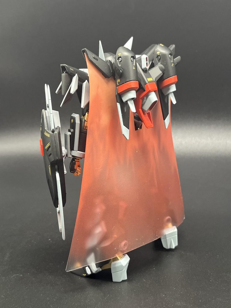 バックパックの塗り分けがあるのに気づかずに真っ黒に塗装した後、赤とライトグレーを筆塗りしました、これから作成する方は気をつけてください…汗