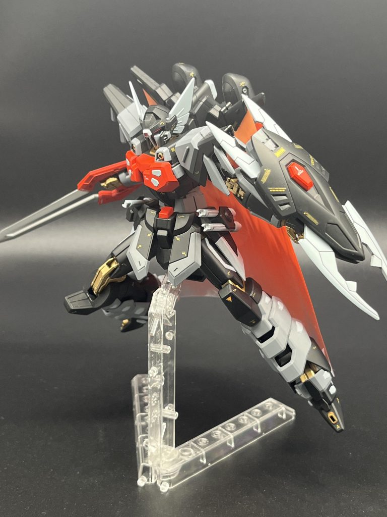 塗装ハゲにビビりながらちょいとポージング。ゴールドの関節フレームが映える。