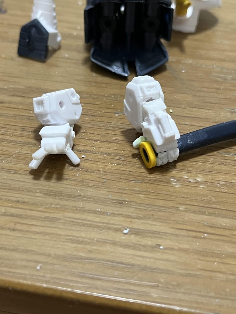 ポージング変更のために切り貼り切り貼り。右手の指はプラ棒で作成。左手は刀の鍔を親指で押し上げて、抜刀準備の様な感じにしたかったのですが親指の長さの調整がむずかしくてうまくいきませんでした。