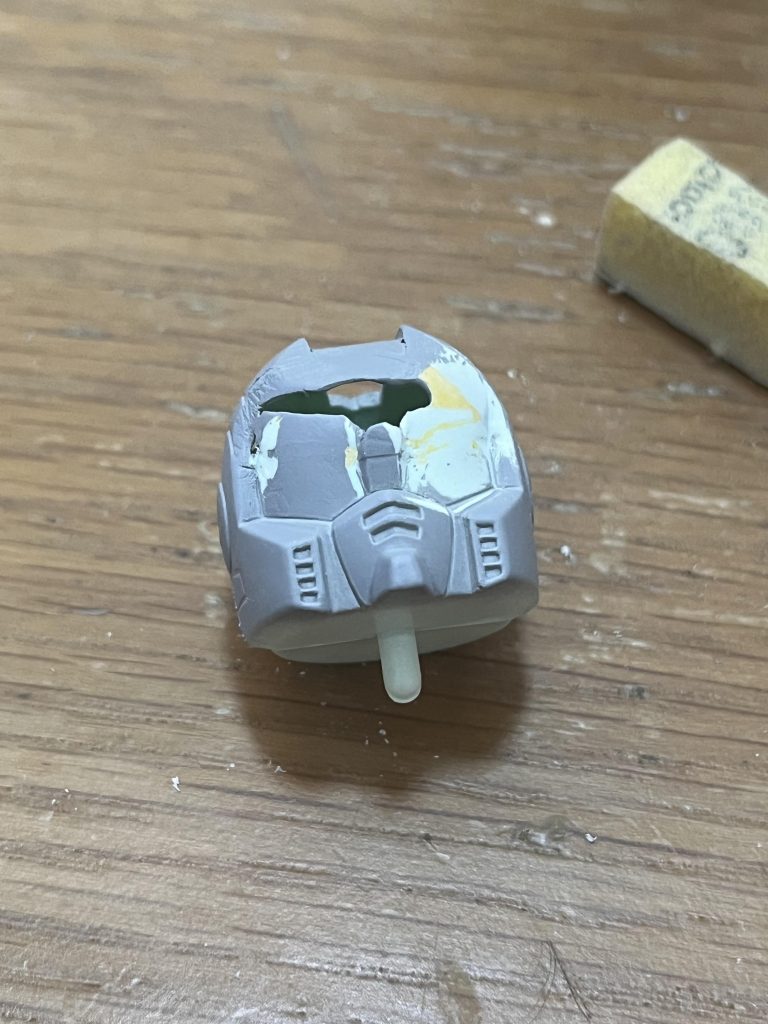 頭部内部を削り込んで顔面が前面に出る様にしながら目の部分を延長してかわいくね。