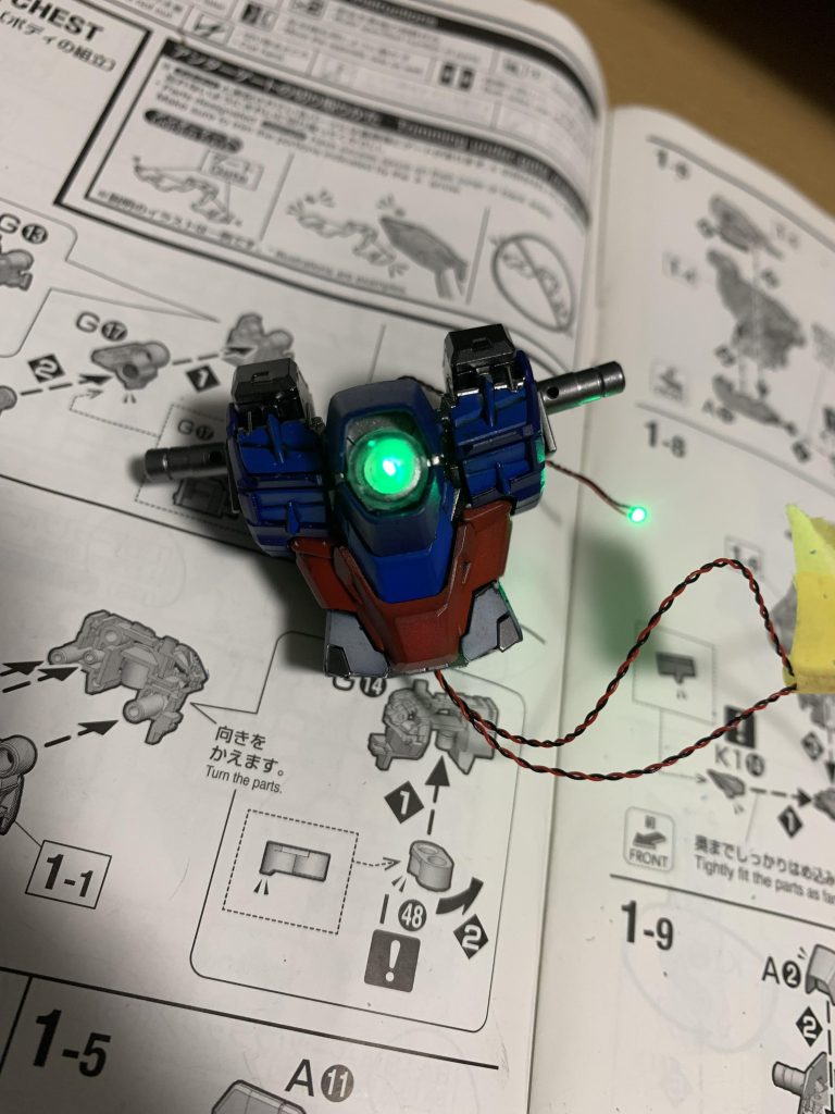 LED仕込み中、前作のMGνガンダムより小さいので苦労しました、綺麗な電飾制作する人すげぇなぁ