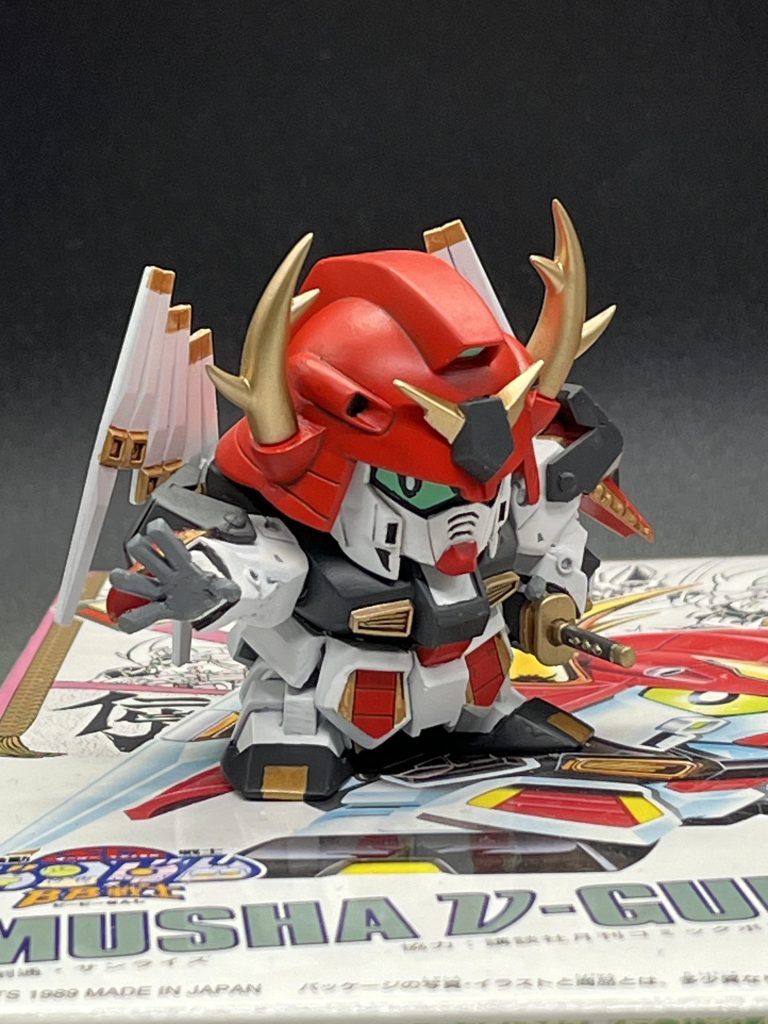 物が小さくて光がうまく当たらないので箱の上に置いて撮ってみたらいい感じに!抜刀ぽいポージングがかっちょいいイケメン武者。