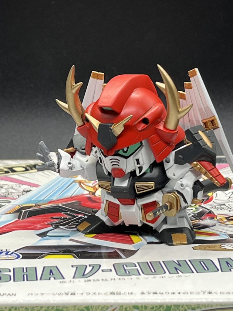 腕の角度づけがなかなかに大変でした。肩アーマーの赤いところが赤一色でちょっと寂しかったので金色を追加で配色。