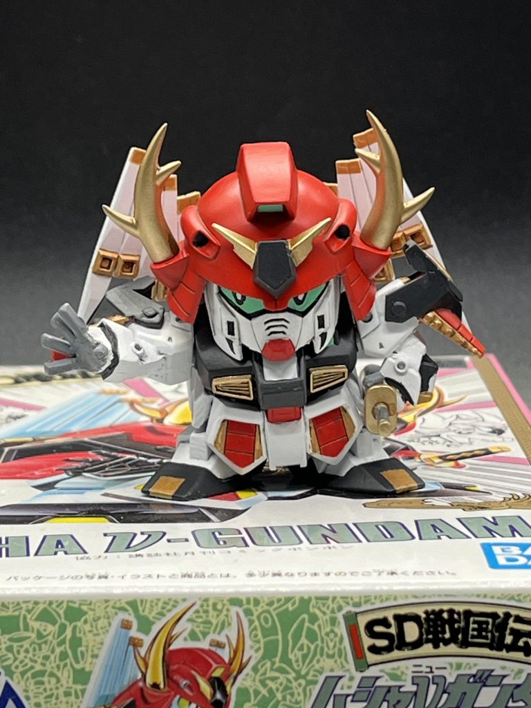 ポーズを変更した他、おくまった顔面を前に出る様に位置を調整しました。頬当ての下側の形状を変更してエクボの様な模様はモールドを彫るのが面倒だったので黒で描いただけです笑