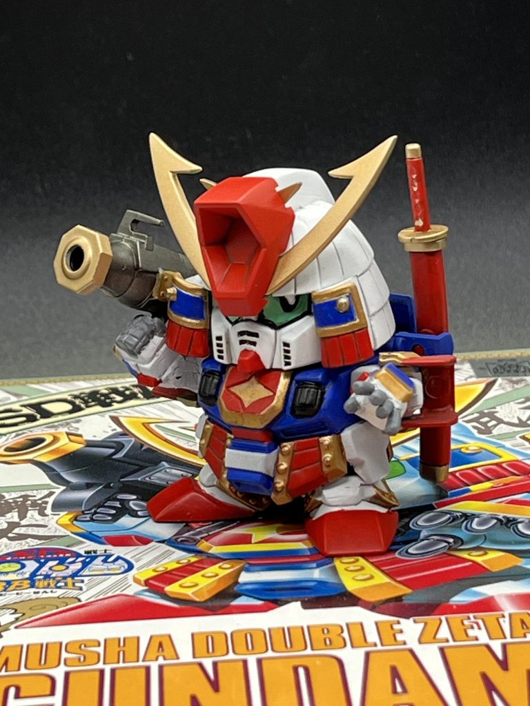 箱の上に置いて撮るとレフ板がわりになっていい感じに!ポーズを変更した他に、兜の耳の部分の丸いやつを追加したり、足を短くしたり、目を大きくかわいくしました。