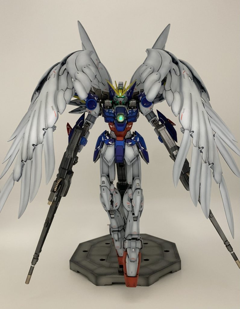 照明を落とすと光ってる感があります。もっと光るのかと思ってました...