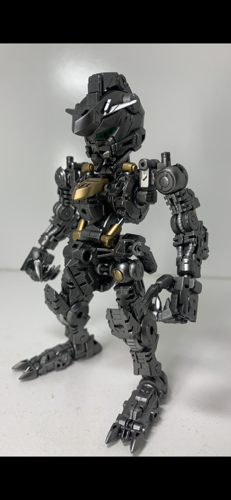 シリンダーをメッキ塗装、ゴールド部以外のメタリック部は半光沢でトップコート、少し塗り分けもしました。LEDの配線の為にコクピットと膝に穴が空いてます。