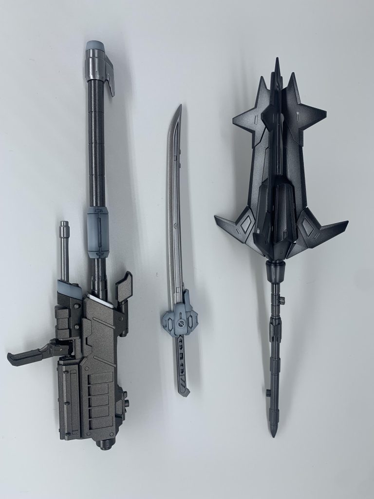 メイスは重厚感を出したくてシルバーメタリックグラデーションからのクリアブラックで色調調整してみました。武器類も半光沢で仕上げました。