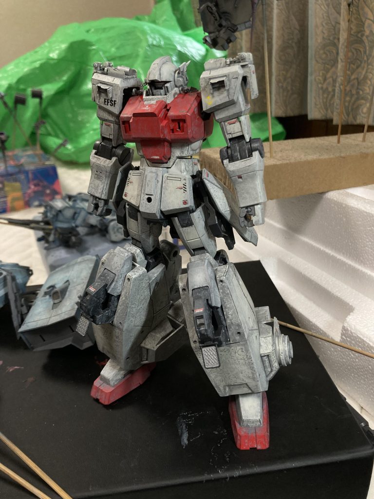 ダクトとかいろいろ付いてないですが中の人陸戦型ジムです。大型の武装を扱う前提重さに耐えられるように改修され腕はグフの物を使用している