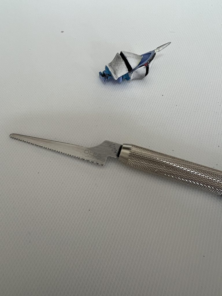 顔真っ二つ。タミヤのノコギリよく切れる。