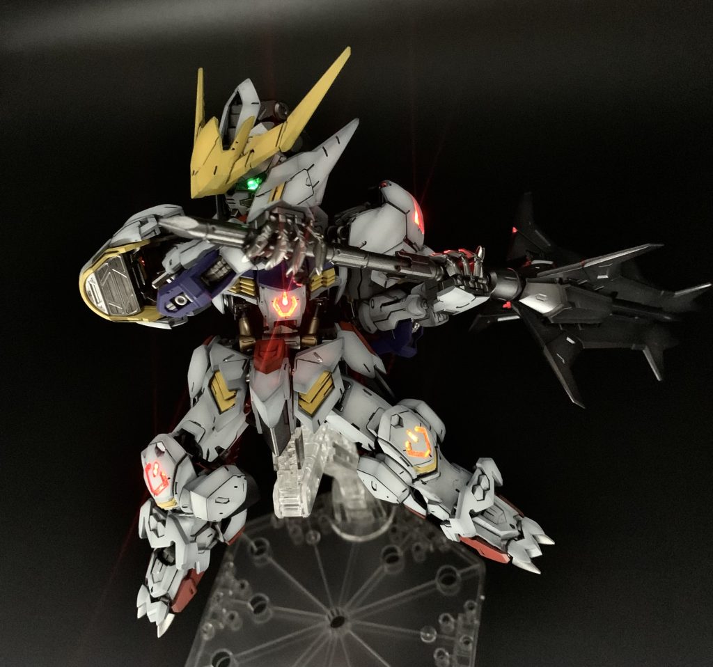 取説の表紙の雰囲気を出すイメージで撮影したくてブースの照明をオフ、部屋の照明のみでiPhoneXRで撮影、トリミング以外の写真編集はしてません、トップ写真も無加工です。