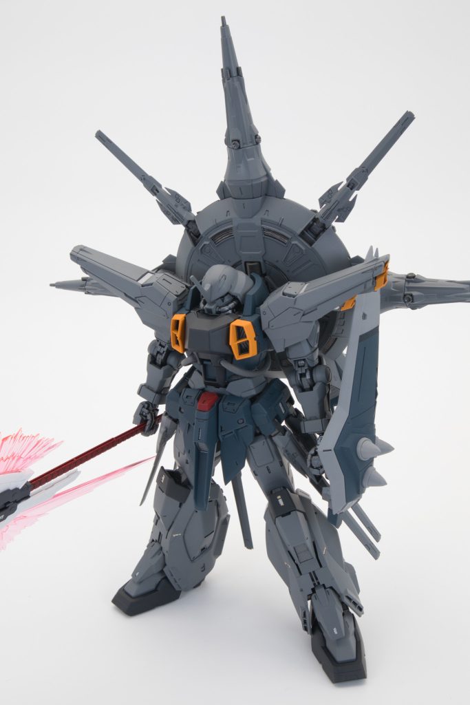 ドラグーン・システム、肩、下半身はプロヴィデンス。頭、胴、腕、足首はザクです。胴と腕はプロヴィデンスの下半身に合わせて2ミリ程延長。足は脛の部分で2ミリほど幅増し。胴にはパイプも付けてプロヴィデンスっぽく。色はジオングっぽく。