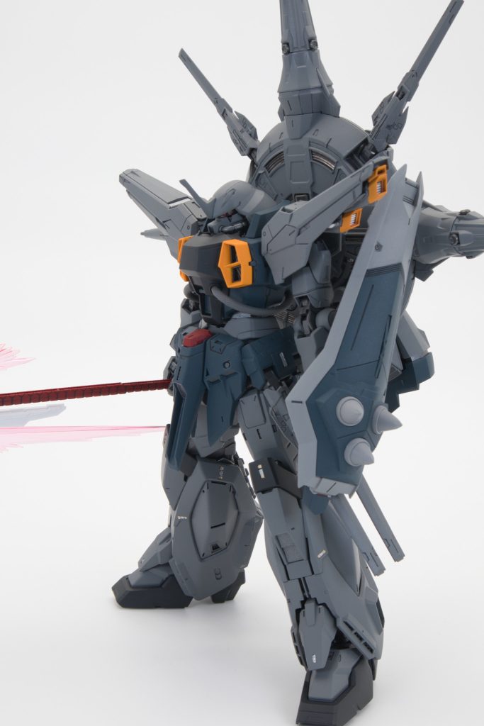 シールドは加工して手で持つタイプにしています。先端にはプロヴィデンスのMA-V05A 複合兵装防盾システムの大型ビームサーベルを取り付けられるようにしました。