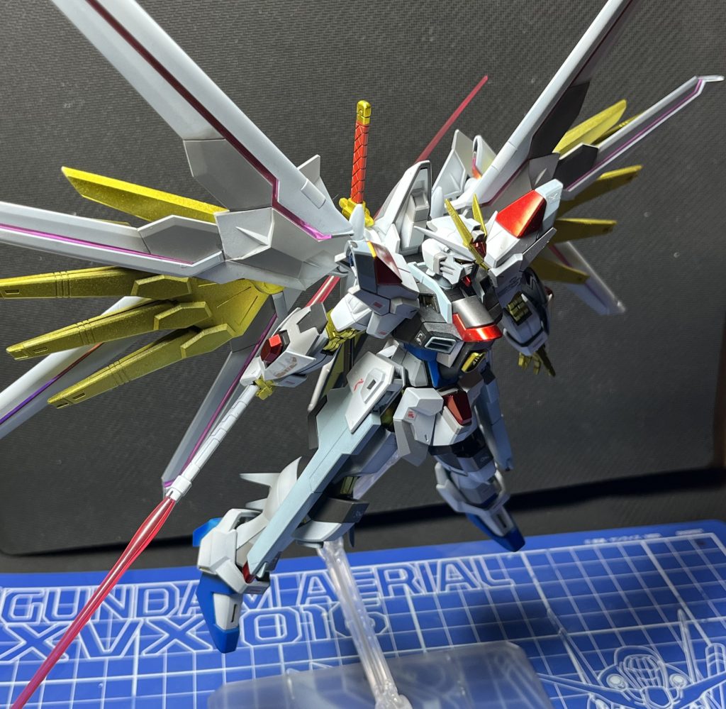 ここから各フリーダムで印象に残ったシーンをマイフリで再現してもらいます。フリーダムは、あまりビームサーベルを連結させないのですが、最終回のシーンでメインで使用していた為、すごく印象に残りました。