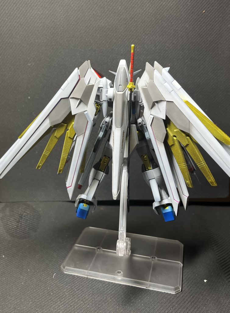 翼が大きく後ろから見てもカッコ良いですね裏面と足裏は手を抜きやすい所なんでサラッと次の写真へ移動しましょう。