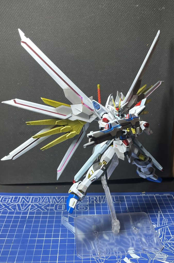 ビームライフルを連結って珍しいですね。オープニング曲やPGの箱絵にも使用されておりストフリならこのポーズだなっと洗脳されてます。