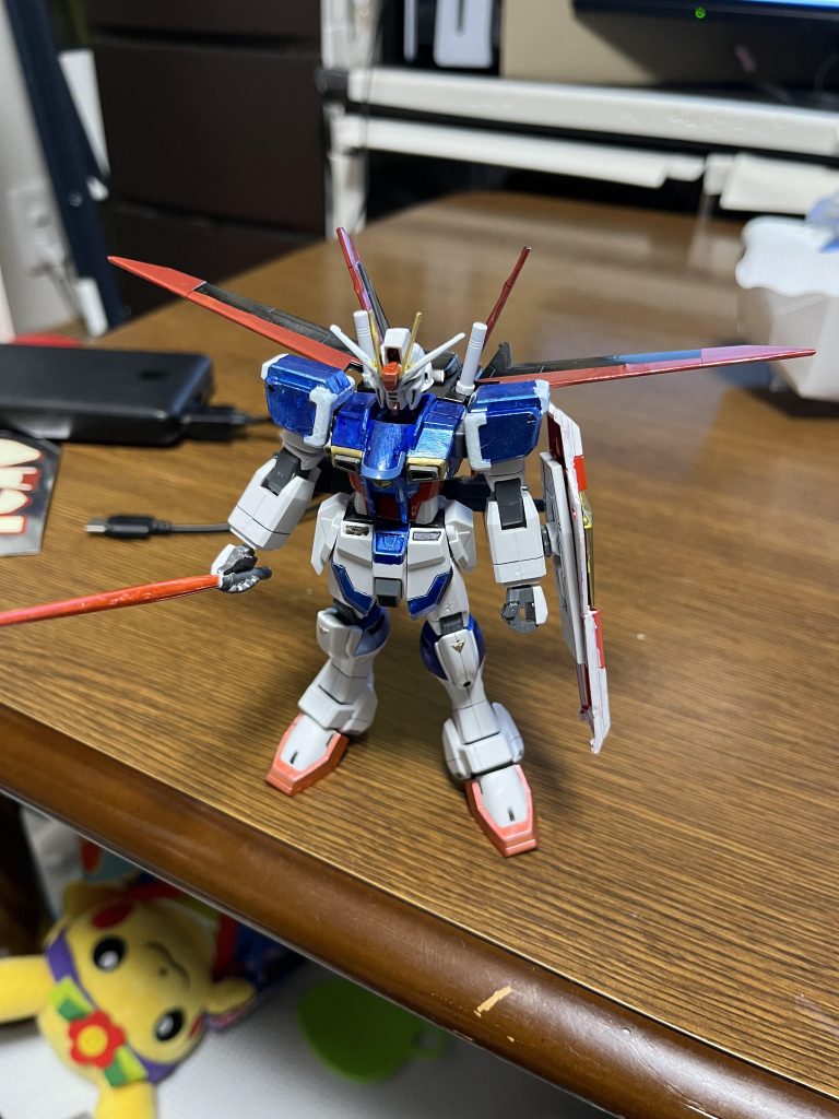 マーカー塗りだとムラが出るので乾いては塗り直しを、繰り返し水色はなかったので青を塗った後に白を重ね塗りしました。