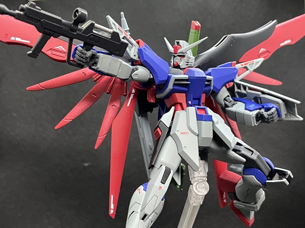 機体各所のデカールはスジボリ堂さんの注意書きデカールと、ホビージャパンのセイラマスオ専用デカールを使用。ちょっとだけRG意識してる。