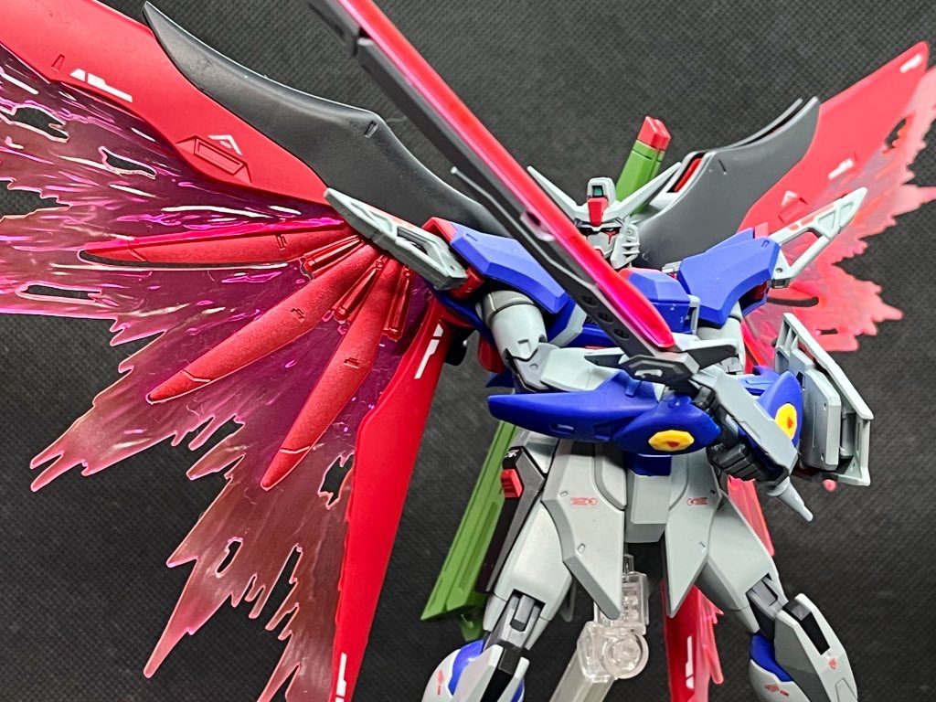 光の翼のエフェクトにはクリアピンクとメタルピンクを隠し味に吹いてます。ウィングはしれっとメタルレッドで色分けしてる。