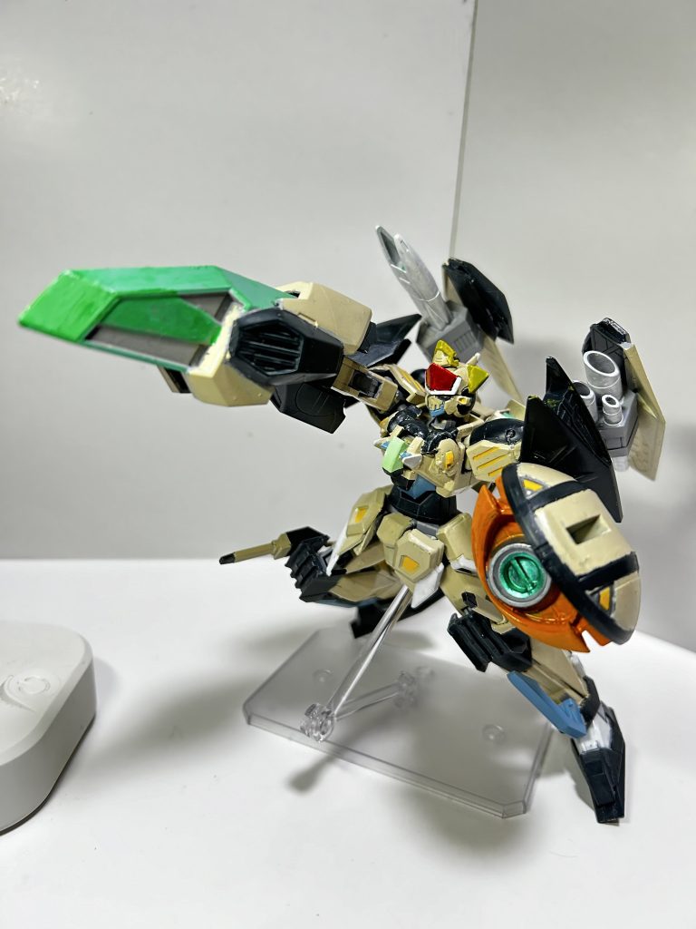 右手にはシグル鋼の塊である質量兵器「シグルブレイカー」を装備。ただでさえ超重量のシグル鋼を片手で保持しているため取り回しは最悪で格闘戦は出来ない。増設スラスターでシグルブレイカーを機体ごと無理矢理射出し、機体そのものを巨大な弾丸と化して敵機に激突させるために使用する。左手には武装防盾「ウォードーム・シールド」を持つ。シールド内に大型メガ粒子砲を内蔵。誘爆防止の他シグルブレイカーのカウンターウェイトの役割もある為非常に高重量にして堅固な盾となっている。