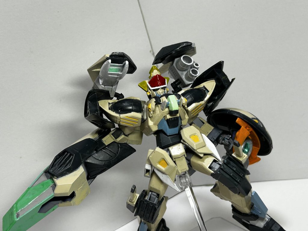 背部にはビームキャノンとミサイルポッドを装備。バーニア一体型なため高速機動中は使用できないが、敵機破壊から離脱までの隙をカバーする。その他、背部ユニットの追加の為にビームサーベルが膝に装備されたり、高速時の索敵用に頭部、胸部にセンサー類が増設されたりと細かな改造が行われている。