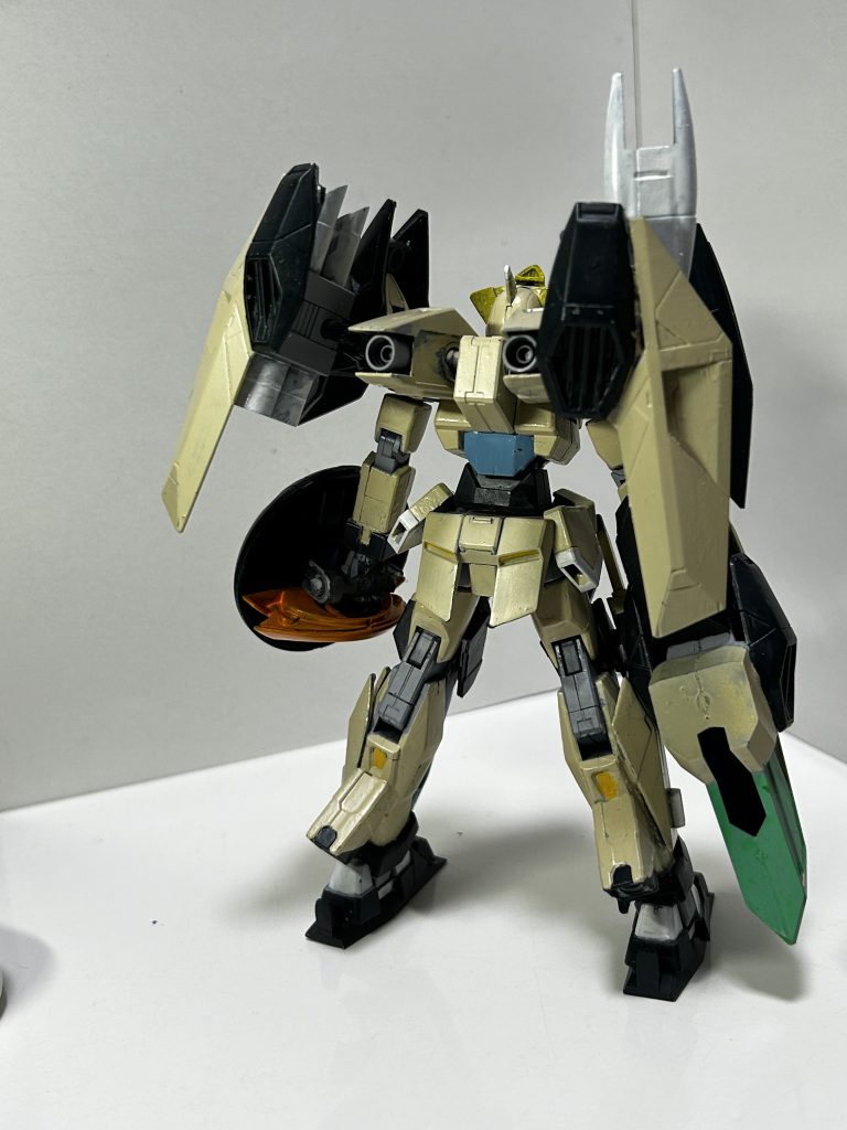 コンセプトは「高火力一撃離脱」。シグルブレイカーを構えた状態で重装甲に任せて目標へ突撃しその質量にて粉砕、敵陣の真ん中で各部のキャノンをバラ撒きながら高速離脱するのが基本戦法となる。単純な戦法ながらレガンナー、ザムドラーグ、グルドリンなど、戦争終盤にパイロット不足から大型高性能機を多用するようになっていたヴェイガンへは効果的なカウンター機体となった。ただし、上記からもわかるように小回りが絶望的に効かないため制動時の隙を狙い打てる凄腕パイロット、特に多角的な攻撃や小回りの利く高速戦闘が可能なXラウンダーには全く通用しない。得意不得意な状況がハッキリ別れてしまう機体である為、少数しか配備されず戦果もそれほど大きくはなかった。