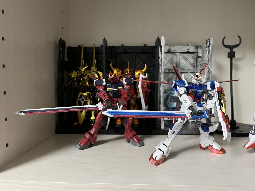 フォースインパルスに片方取られてしまったのでエクスカリバーに出来ない悲しい後ろに塗装の練習で買ったガンプラ君がいます