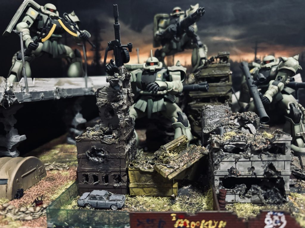 最後は以前から一機増えたザク小隊を。こちらの方が、やっぱり馴染みますね。