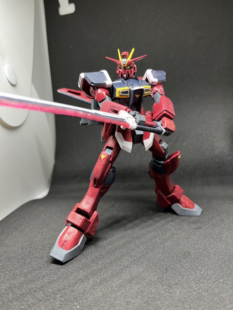 フォースインパルスを先に使っていたので半分くらいは同じ作業ただセメントで肩の繋ぎ目を消そうとした際に左腕のジョイントに侵食してしまいくっつくという事件がありました。最初パーツが足りないと焦っていましたが上部分とくっついて一つになっていました。そのままだと腕が回らなくなってしまうのでデザインナイフで切り取り、繋ぎ目を消すはずが隙間が目立つ結果になってしまいました。