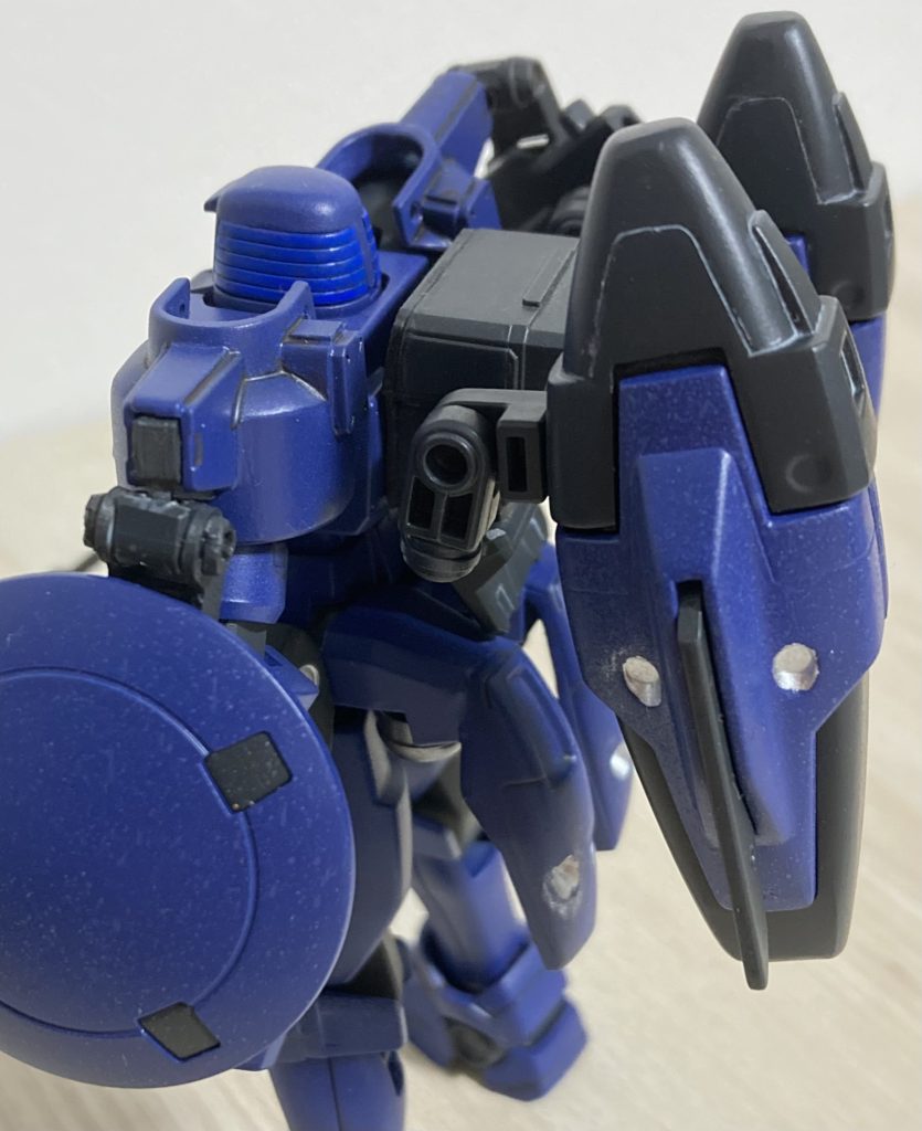 バーニア接続も肩アーマーではなく、バックパックをジャンクからそれっぽくでっち上げて接続しました。