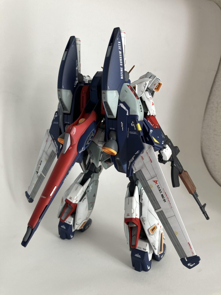 背面。BWSの機首のマットさとデカールの配置がお気に入り(見えてないけど)。今回頭部にLEDを仕込んでみましたが、内部に配線を隠せなかったため出しっぱなしになってます。外部供給も考えましたが技術がなくこちらも断念。ですが全体的にディテールのバランスも取れていて総合的には上手くいったと、個人的には思っています。