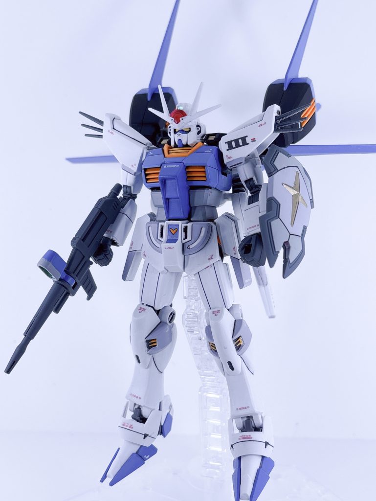 本体はこんな感じベースキットの形は残しつつ、自分の好きなキットたちを合体させました。フルバーニアンみたいな形がすきEGラーガンダムの接続が他のキットとは少し違う形でかなり苦戦しました…初めてミキシングなら接続軸が合うキット同士でした方が良かったと作ってる途中後悔しました。本体カラーは元のキットとは反対の青系で塗りました。初めて水性ホビーカラーで筆塗り全塗装をしてみましたが、遠目でみると粗さがわからないので自分の中でまあよしと納得しています。