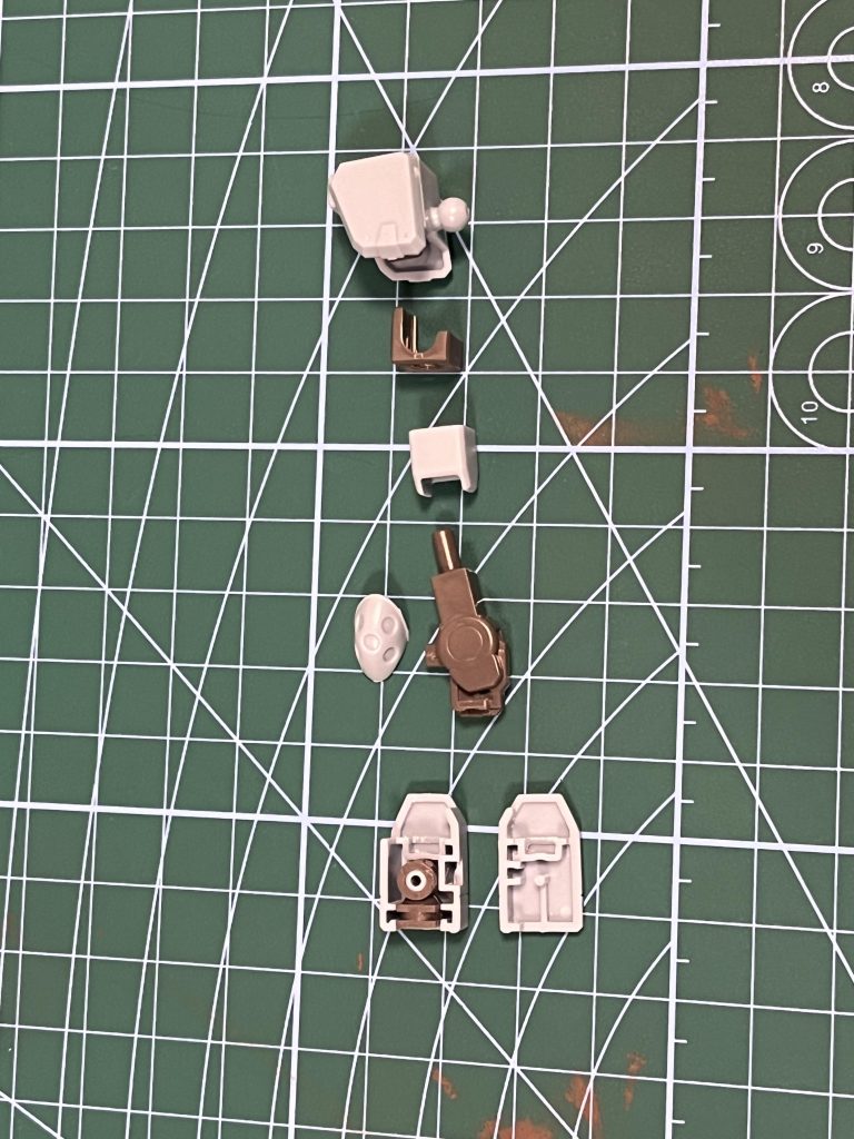 先人達の加工を参考に、前腕のダボを削って後ハメ出来る様に加工しました。