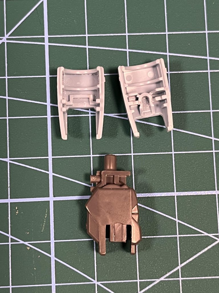 足も太もも側のダボを削って後ハメできるようにしてあります。