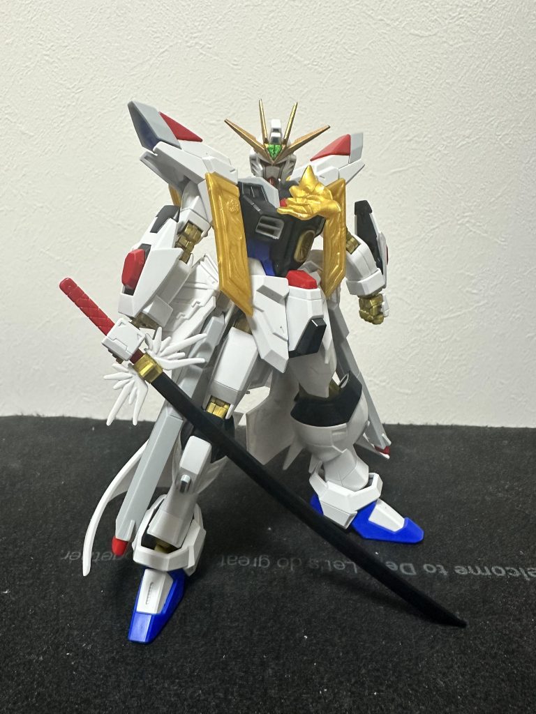 多分超将軍形態、頑駄無結晶があるのはご愛嬌って事でユルシテオニイサン背部スカートはマイフリの上に大将軍のスカートを接着、スカート下部の凸に同じく大将軍のマントが取り付けられたのでそのままつけております。まー、塗るとしたらビームマントかなんかにするかもですね