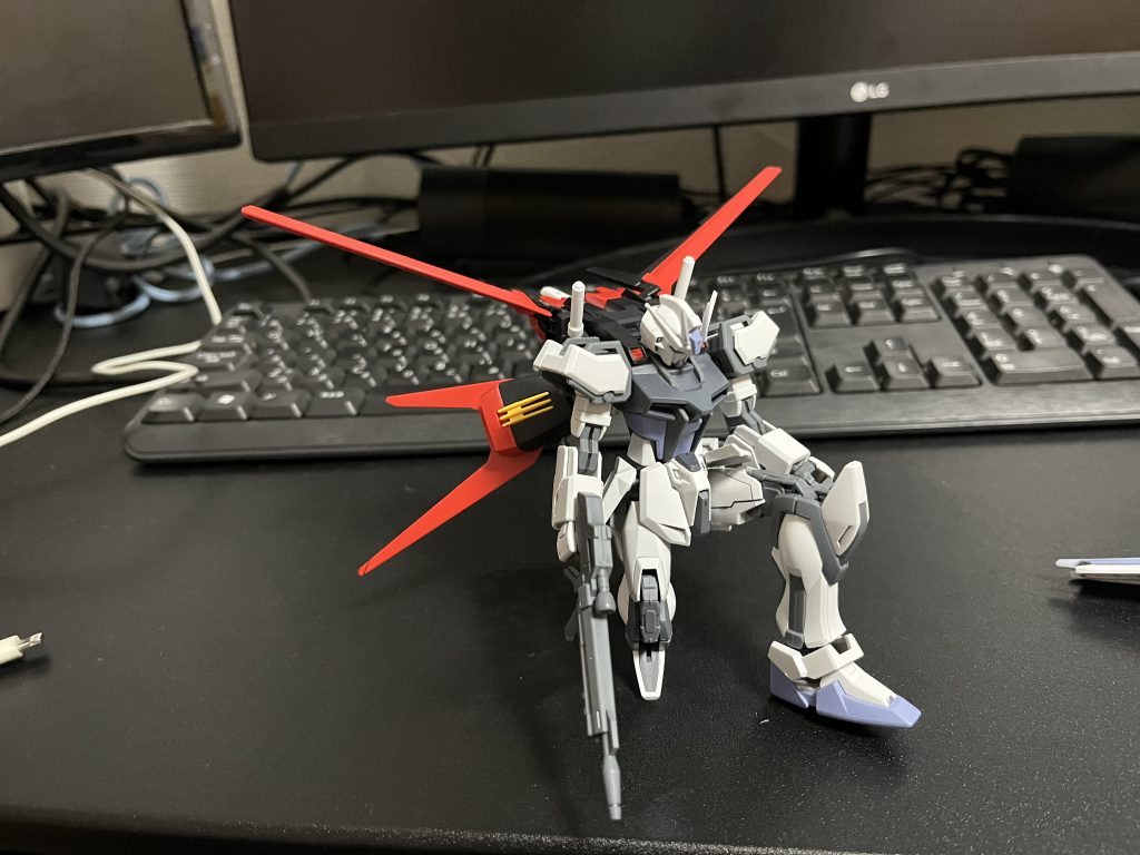 ゲーム敗北で見るポーズ。エールストライカーは色分けがすごい。武器は一旦置いて次の機体に取り組んでいます。