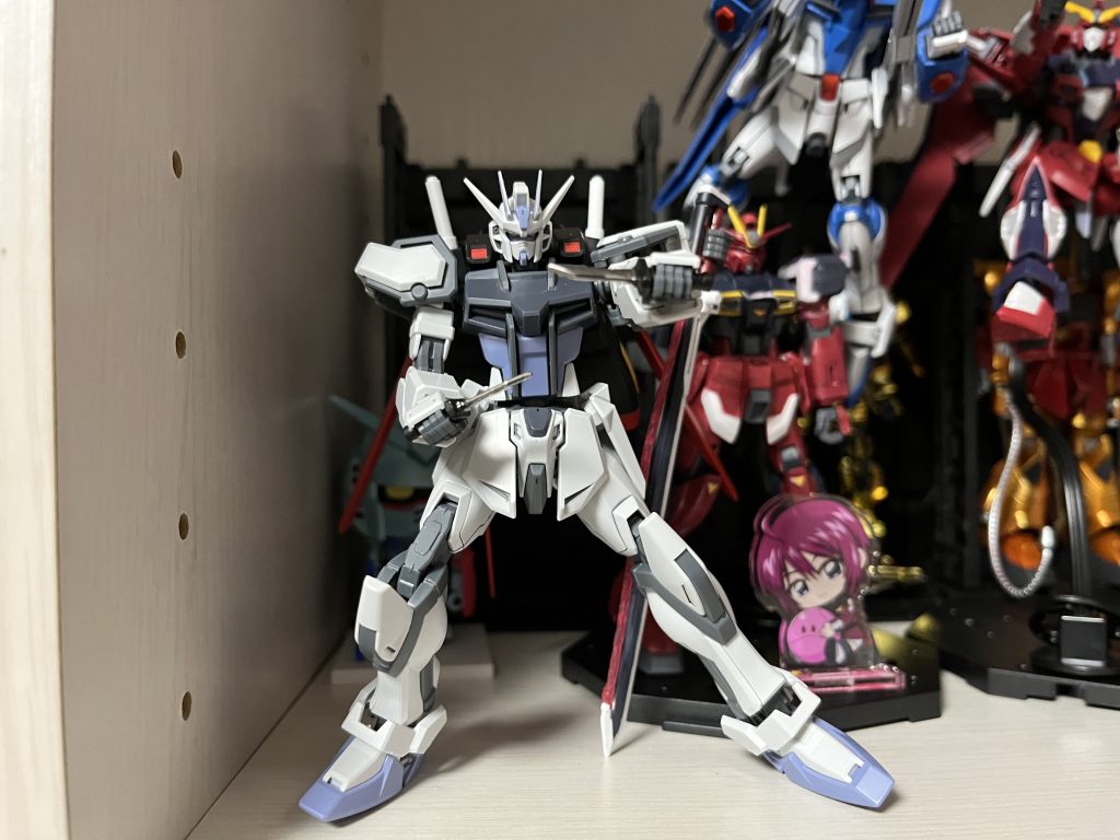 アーマーシュナイダーはついてなかったので百均のミニチュア用ナイフで代用。HGと並べても気にならないディティールと思いました。