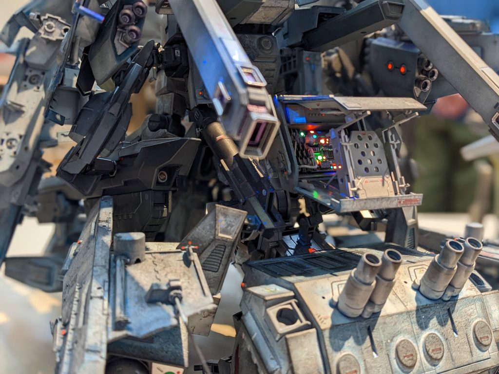 背部大型ジェネレータ(大弱点)ビーム射撃冷却時に装甲無しの状態になるので石でも入れば爆散する