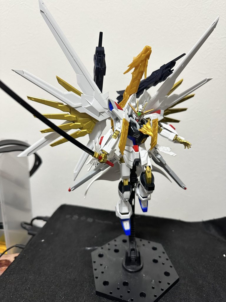 そして2つの機体がロマンティクス……じゃない、合体して出世変化!混破衆(コンパス)の首魁にして最強の侍、舞帝種斗雷駆自由大将軍の誕生である!とにかく背中が重たい!プラウドディフェンダーの翼自体が複数パーツ構成で超大型だから今回追加した武装が悪さしてどうのって感じじゃなく、当初から重いですよね、コレプラウドフェニックスの脚部パーツはそのままキャノン砲に変形します、正直言ってプラウドフェニックスのギミックはそのくらいかなぁ