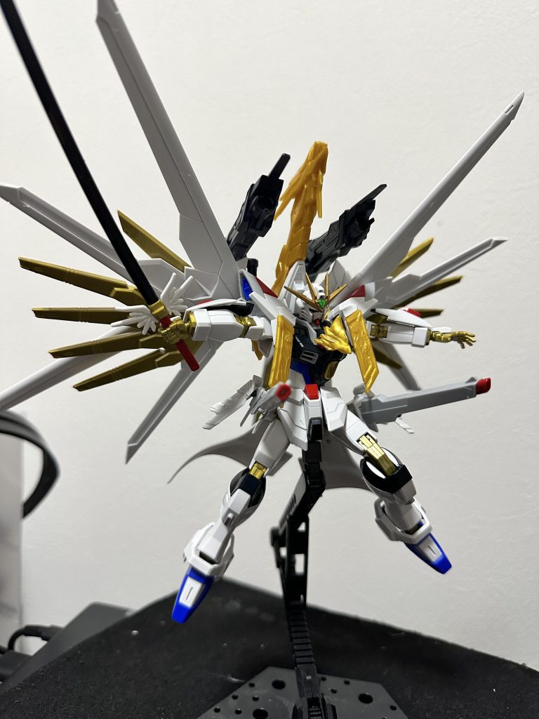 霊流種子島(レールタネガシマ)と背部の超雷大目牙砲(プラズマオメガキャノン)、そしてクリスタルフェニックスからの力を腹部の狩導集太陽砲から放つ一斉掃射、天動奥義「全爆射砲(フルバースト)」! みたいな感じの機体です。なんというか、ポージングが難しくていい感じにならなんだでした……陣羽織風肩アーマーが干渉したり、翼の重量で思うような姿勢にできなかったり、作る分には面白かったんですが、色々と大変なキットでした