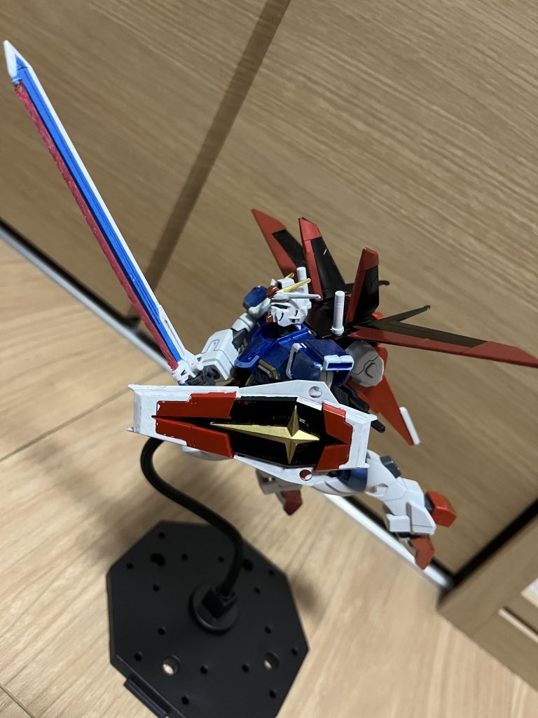 盾の塗り分けはかなり上手くいったと思います。マスキングしないからはみでてしまっているね斬艦刀はソードインパルスからいただきました。