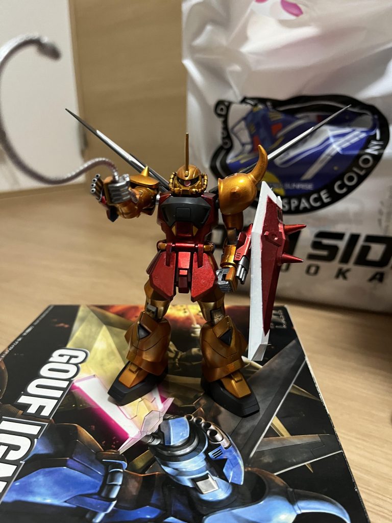 せっかくなので色々塗り方を試してみました。肩はピンクのマーカーの上にオレンジメッキ足は水性塗料オレンジの上からオレンジメッキ頭は直でオレンジメッキ結果的にはピンクの上からが一番オレンジ感が強かったです。ワイヤーもエフェクトピンクだったものをシルバーで染色ガンプラマーカーすごいなと思いました。