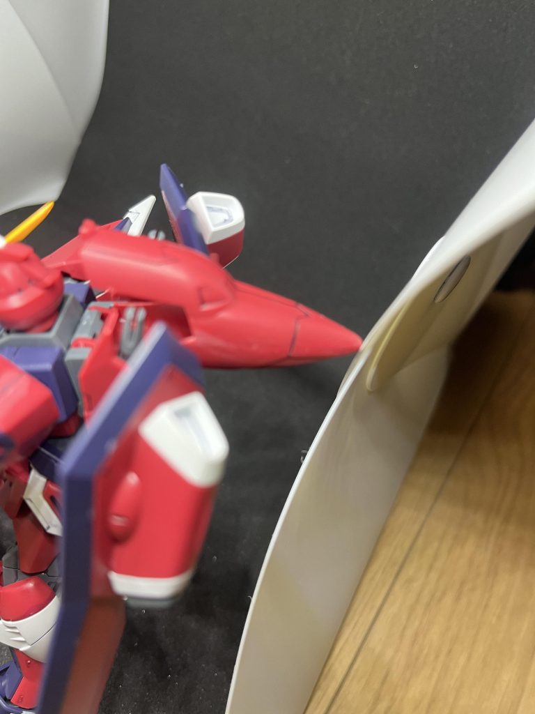 船首部分繋ぎ目消しで接着した後に外さないと首が引っかかることに気付く。そのため、変形時は首をとって船首を回すことになった。